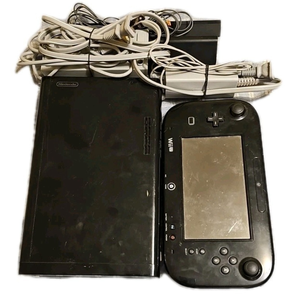 Nintendo Wii U Deluxe 32GB Console WUP-101(02) With Gamepad WUP-010(USA) Cables